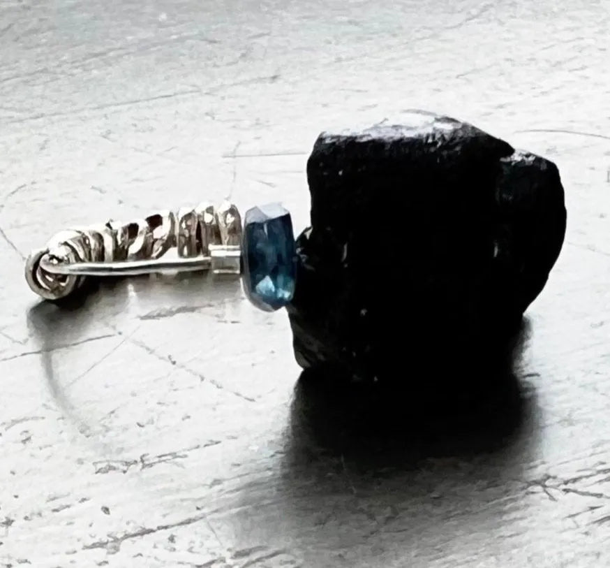 BERLIN Gemmy Fidget Ring Black Spinel Blue Sapphire Lux Spa Resort